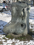 905790 Afbeelding van het bronzen beeldhouwwerk 'Rest' van Hieke Luik (1958) in winterse sfeer, in 1992 geplaatst langs ...